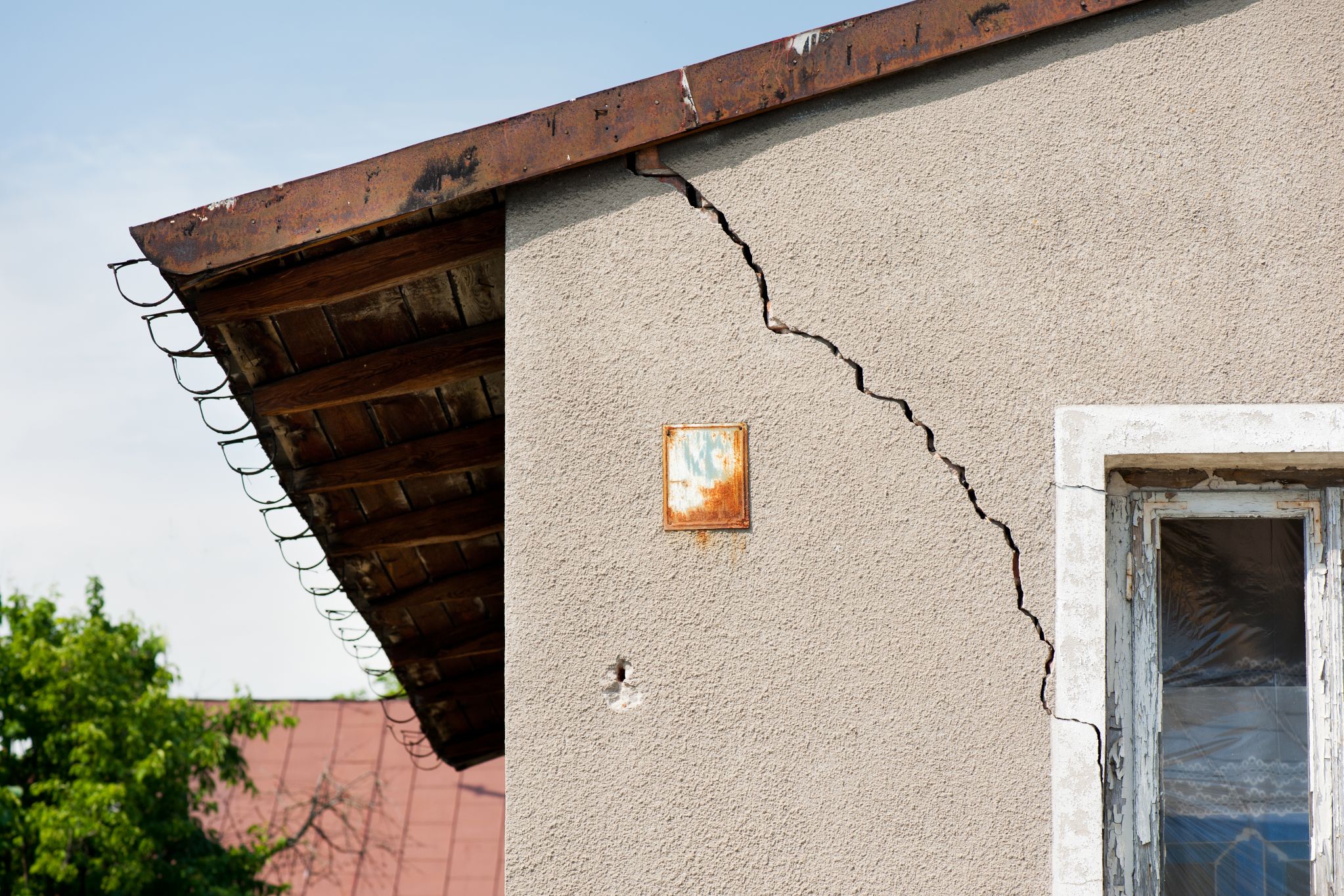 Identifying-Types-of-Exterior-Wall-Cracks-and-Tips-to-Fix-Them